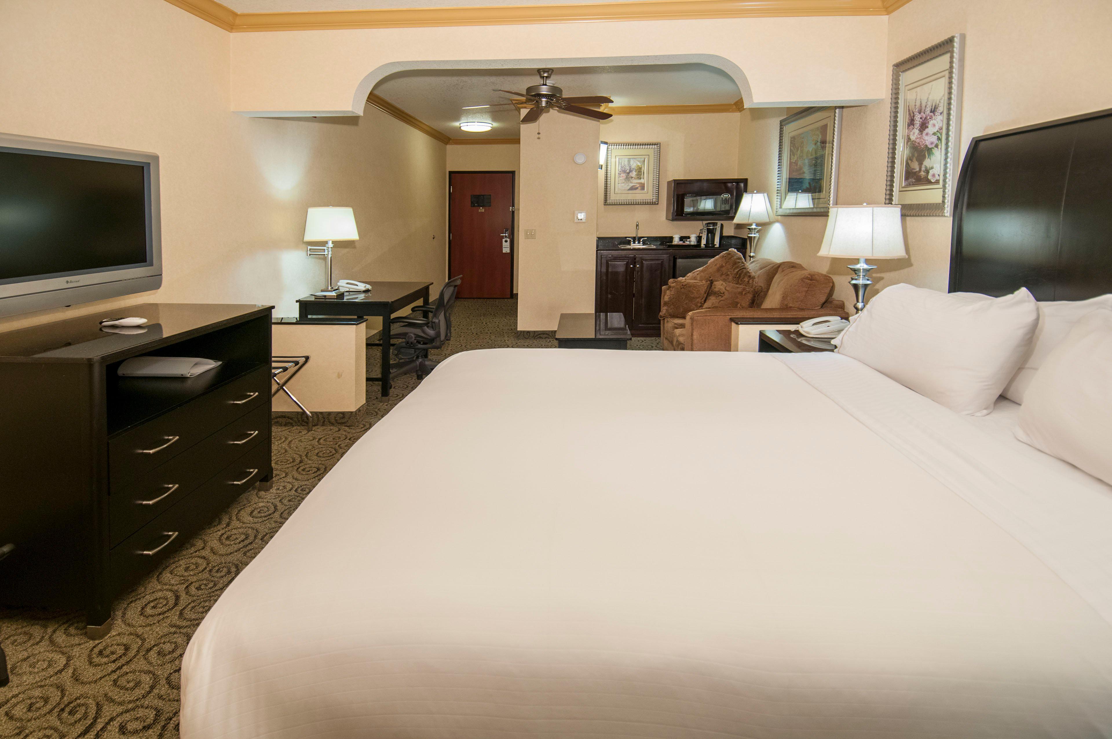 Holiday Inn Express & Suites Bakersfield Central By Ihg Exterior foto