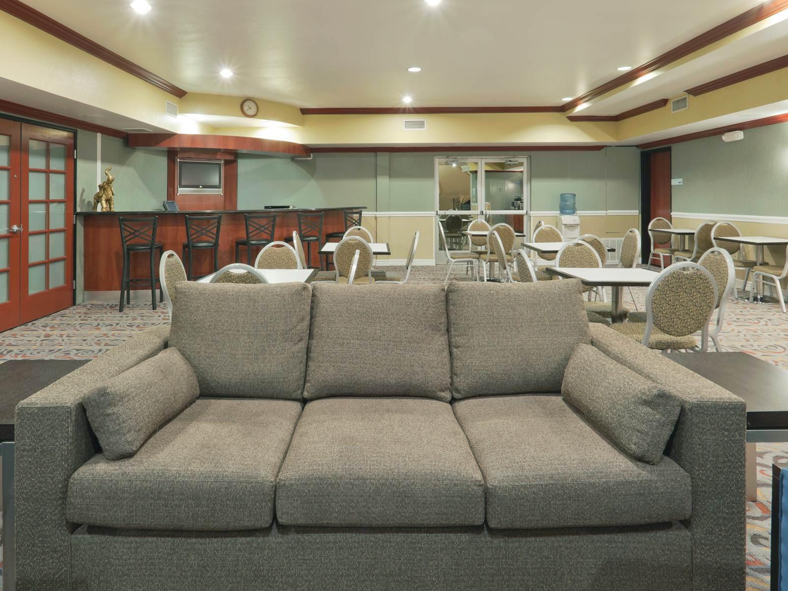 Holiday Inn Express & Suites Bakersfield Central By Ihg Exterior foto
