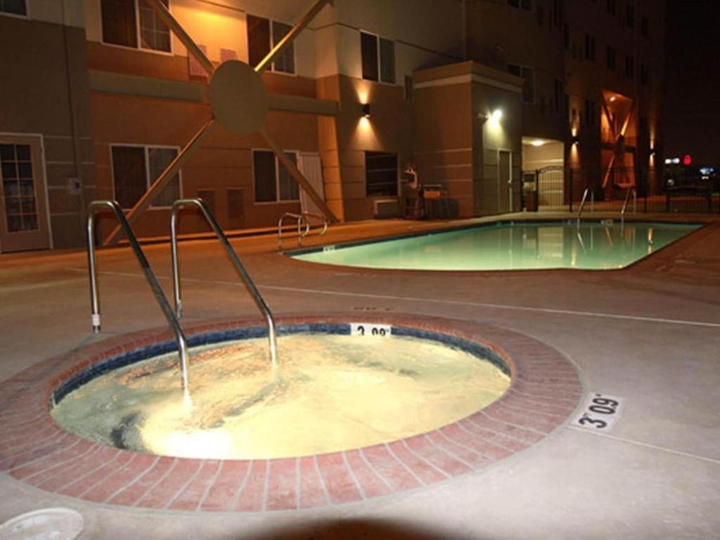 Holiday Inn Express & Suites Bakersfield Central By Ihg Exterior foto
