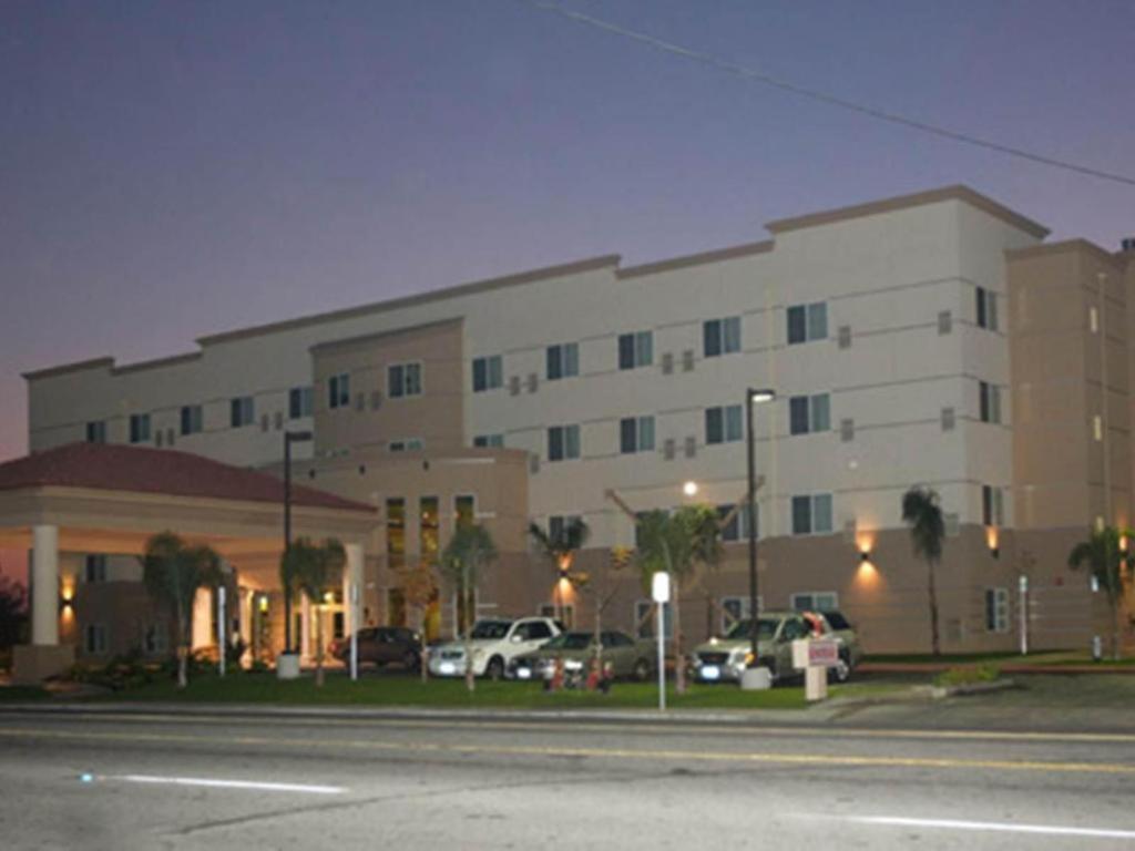Holiday Inn Express & Suites Bakersfield Central By Ihg Exterior foto