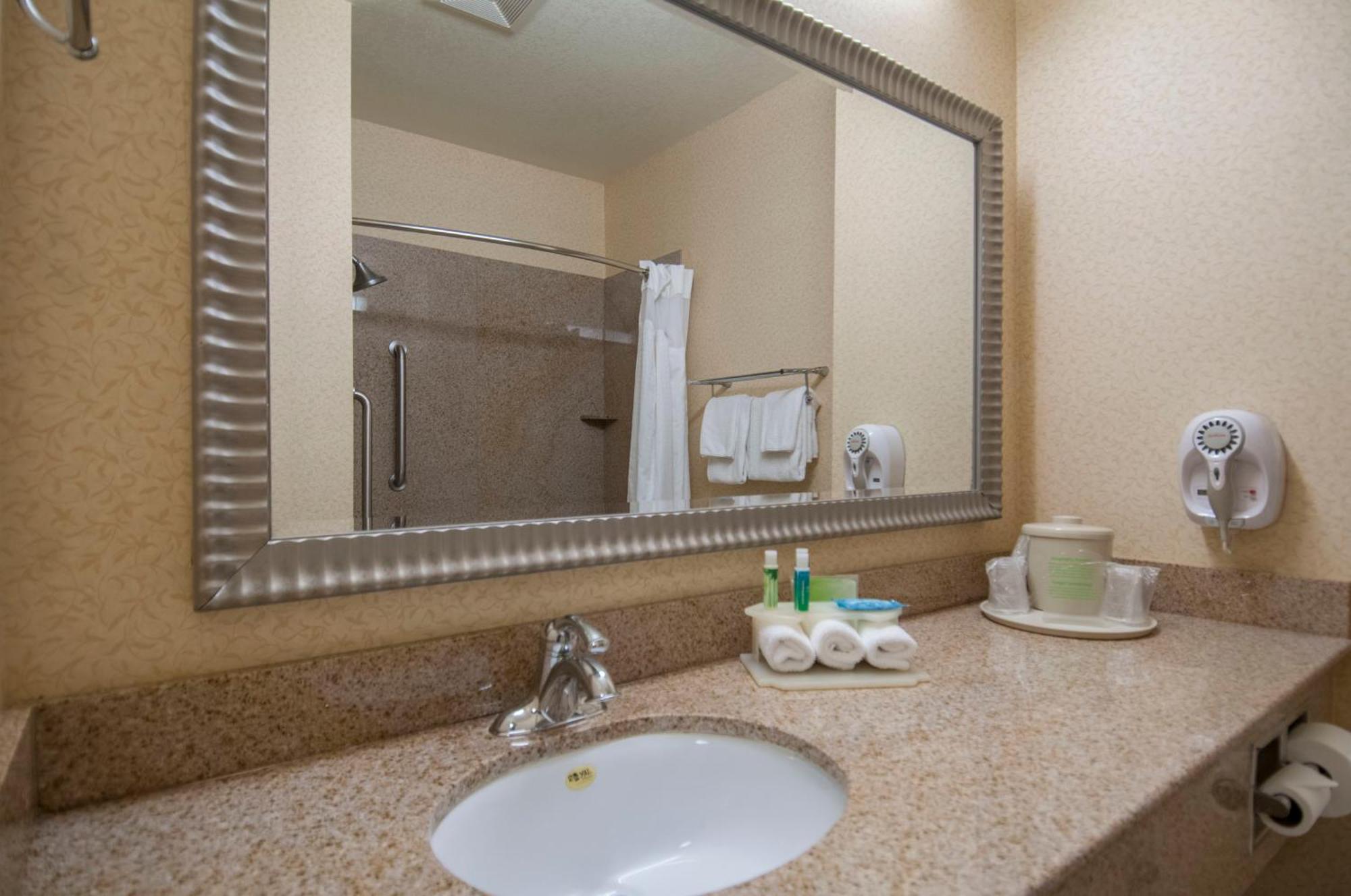 Holiday Inn Express & Suites Bakersfield Central By Ihg Exterior foto