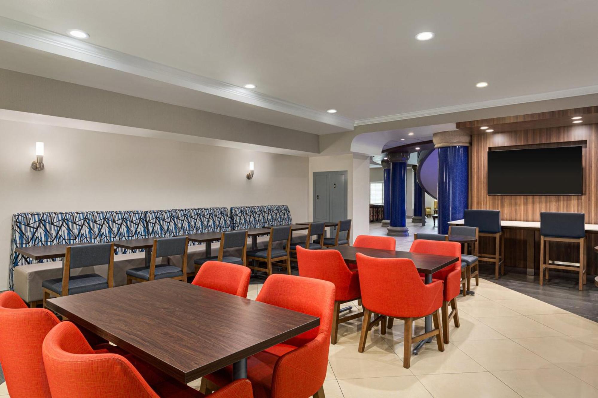 Holiday Inn Express & Suites Bakersfield Central By Ihg Exterior foto