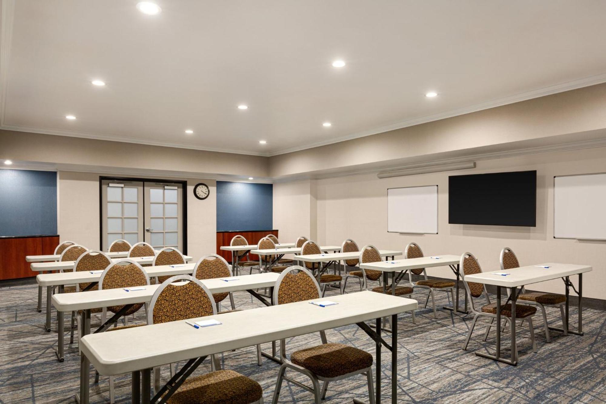 Holiday Inn Express & Suites Bakersfield Central By Ihg Exterior foto