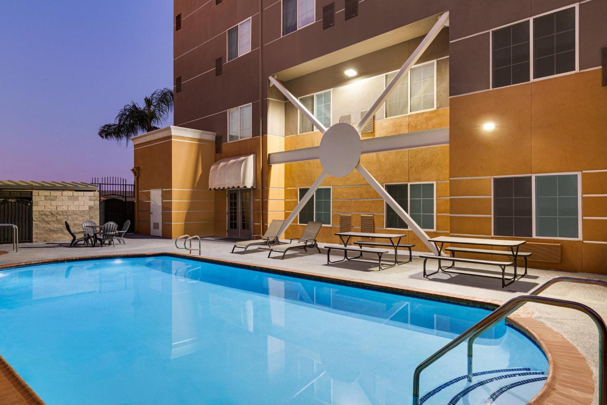 Holiday Inn Express & Suites Bakersfield Central By Ihg Exterior foto