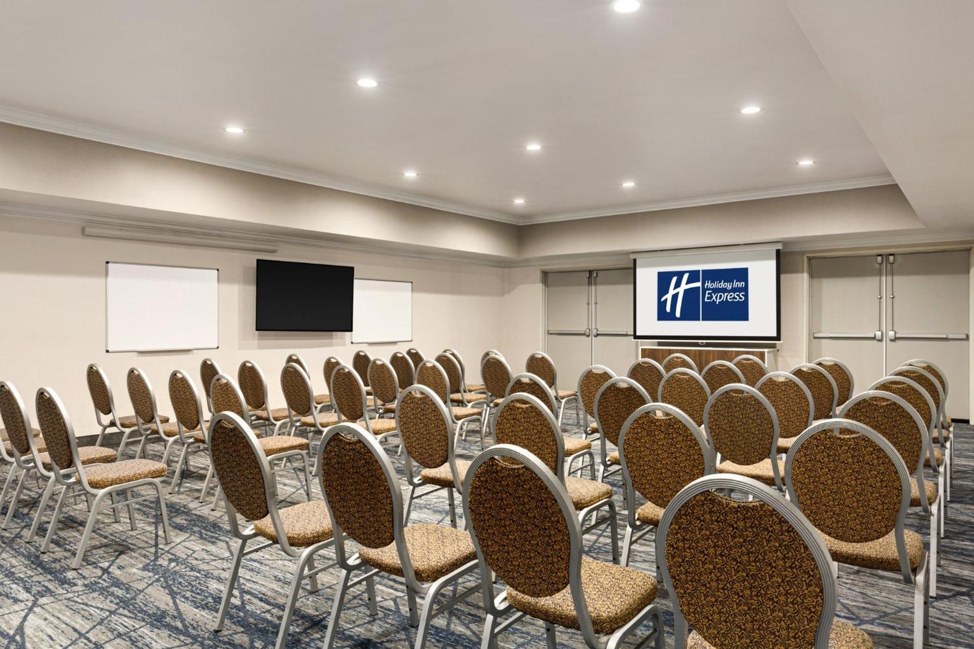 Holiday Inn Express & Suites Bakersfield Central By Ihg Exterior foto