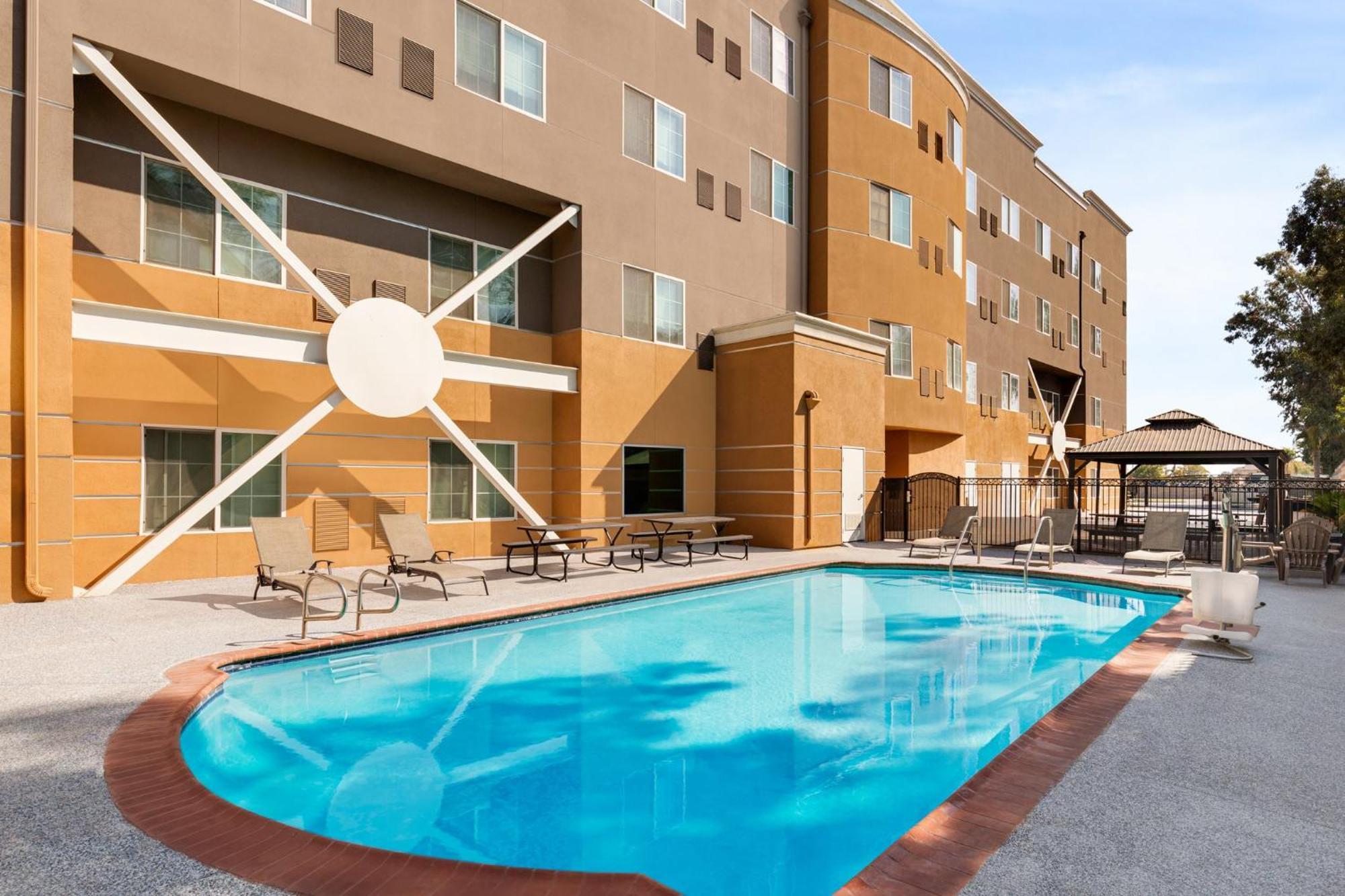 Holiday Inn Express & Suites Bakersfield Central By Ihg Exterior foto