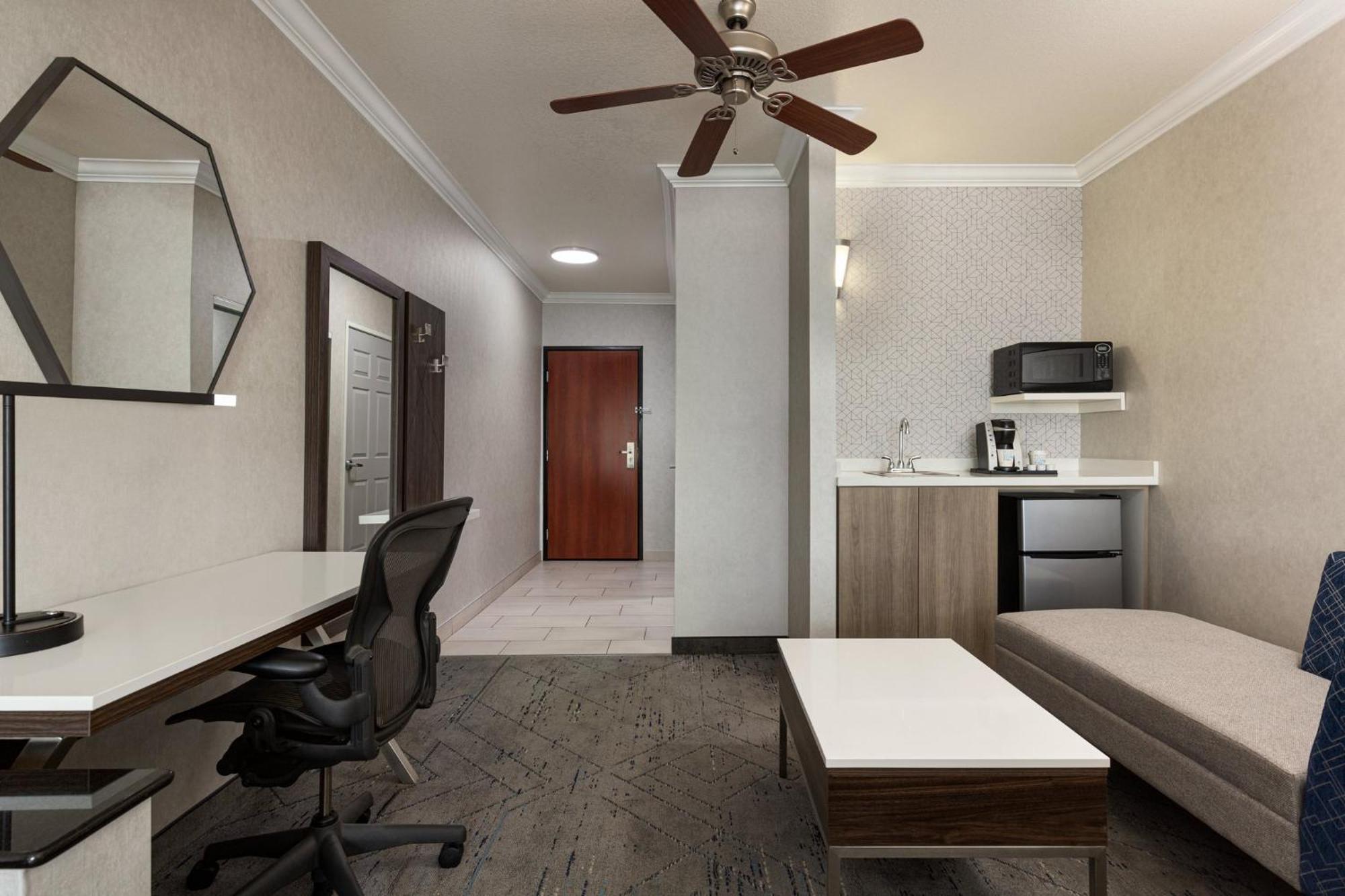 Holiday Inn Express & Suites Bakersfield Central By Ihg Exterior foto