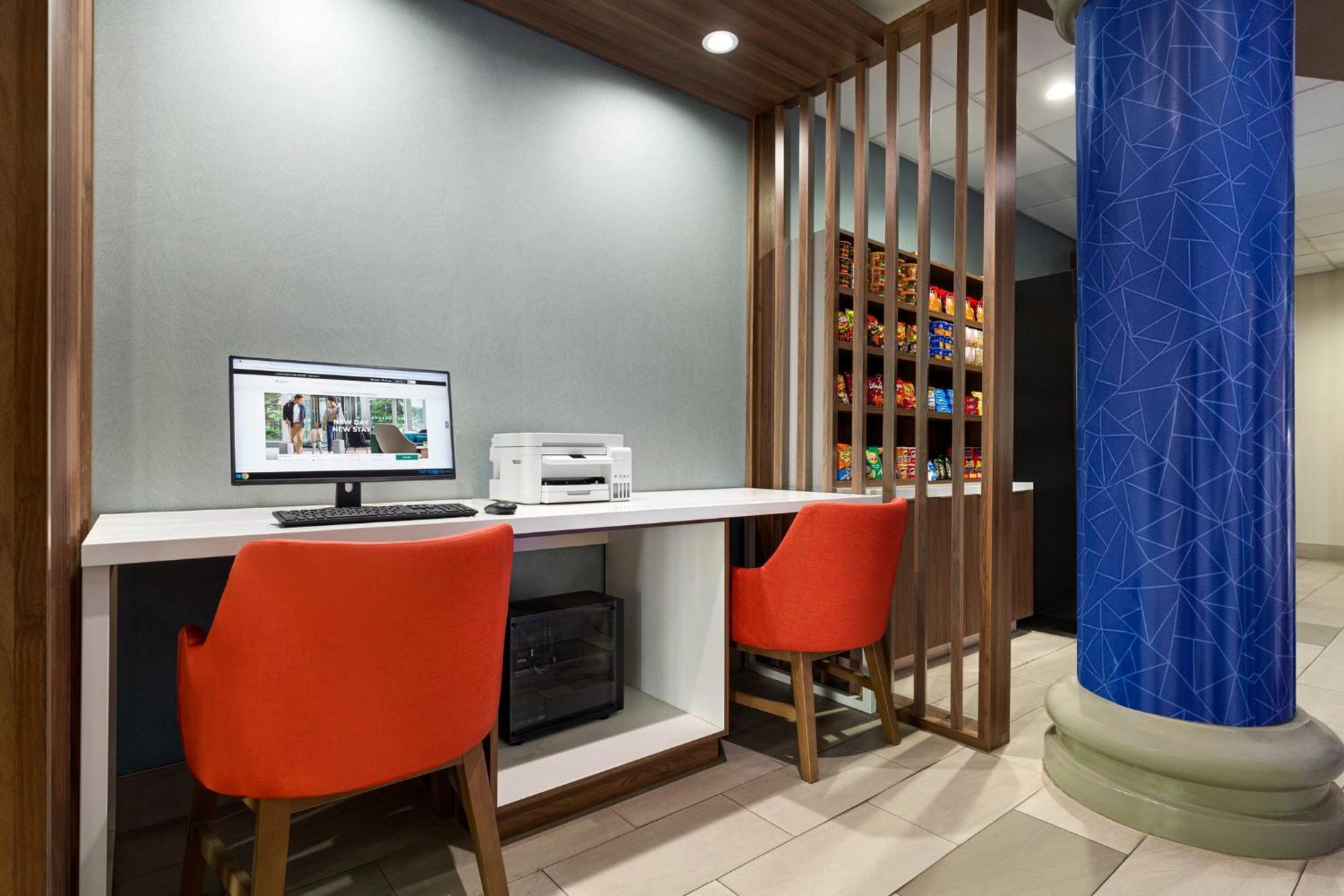 Holiday Inn Express & Suites Bakersfield Central By Ihg Exterior foto
