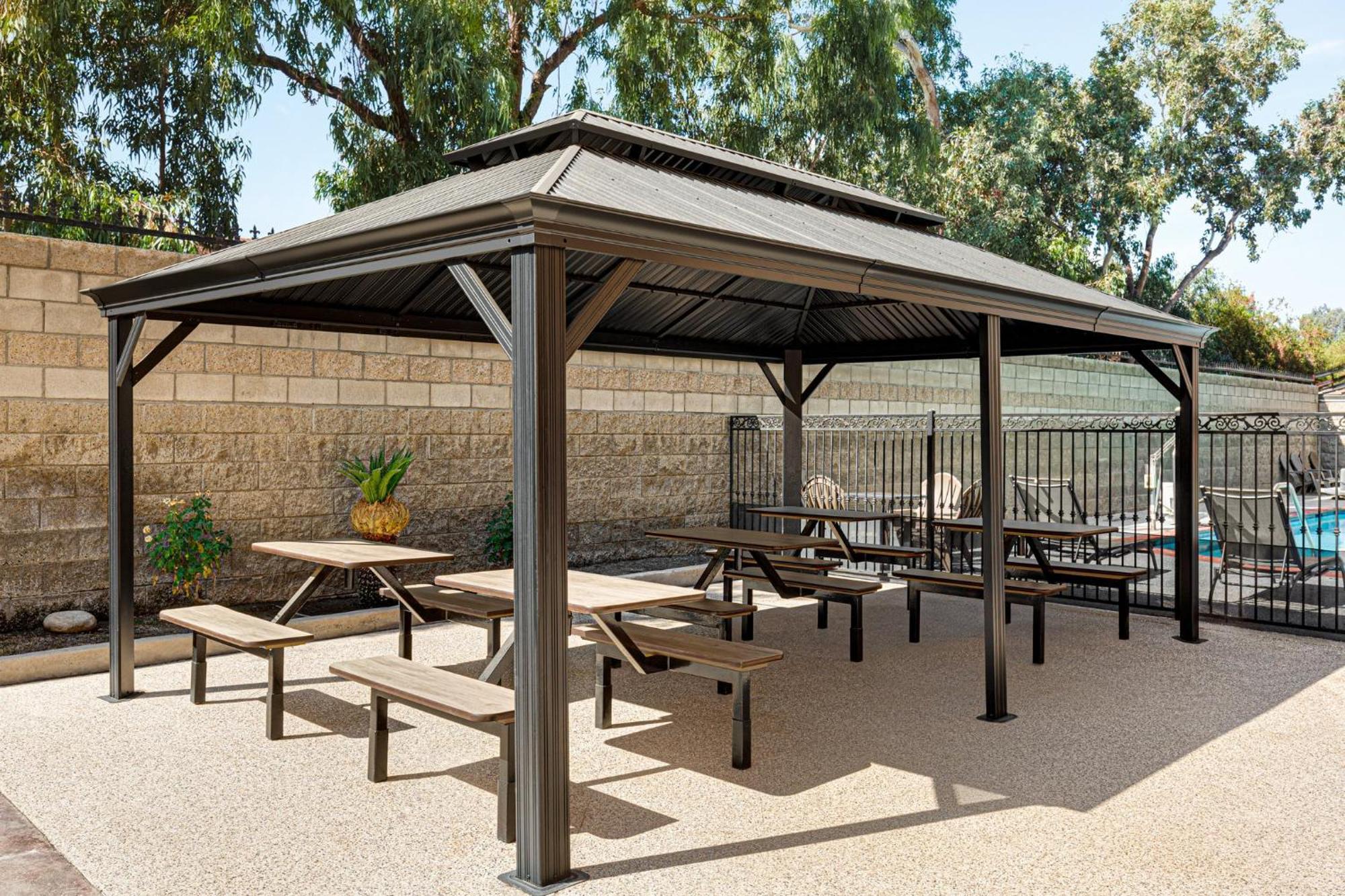 Holiday Inn Express & Suites Bakersfield Central By Ihg Exterior foto