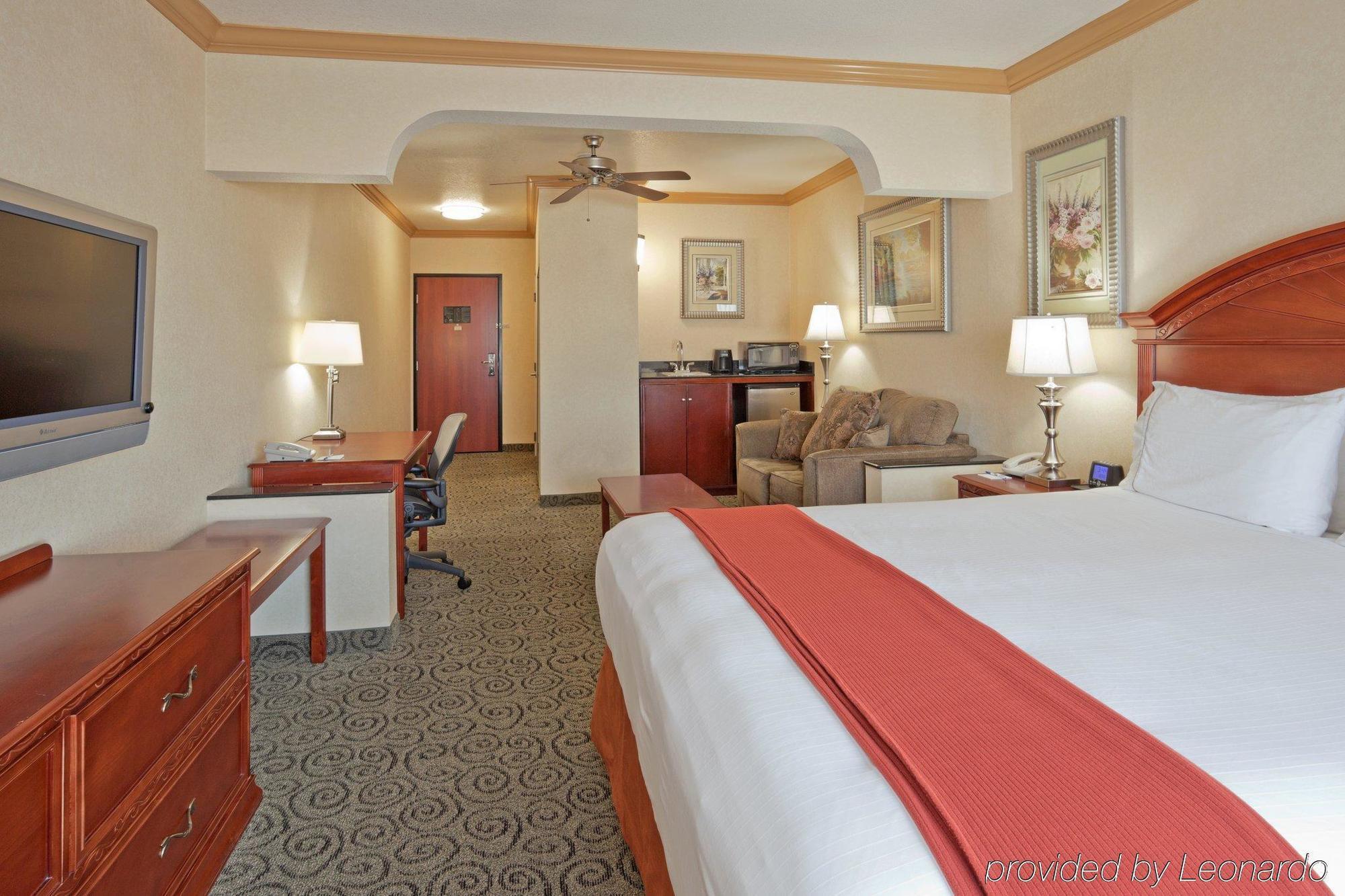 Holiday Inn Express & Suites Bakersfield Central Habitación foto